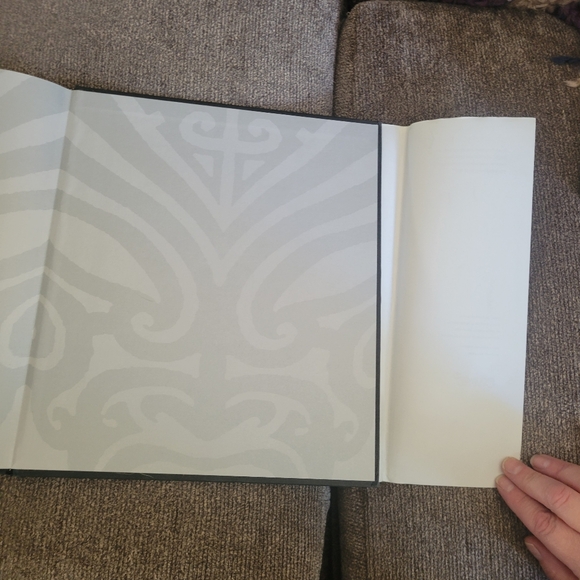 The Art of Tatoo hardcover book - Picture 3 of 7